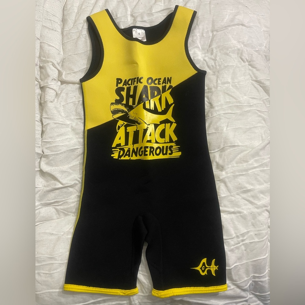 GoldFin Kids Wetsuit for Boys Girls Black and Yellow Shark Attack Wetsuit. Sz 6